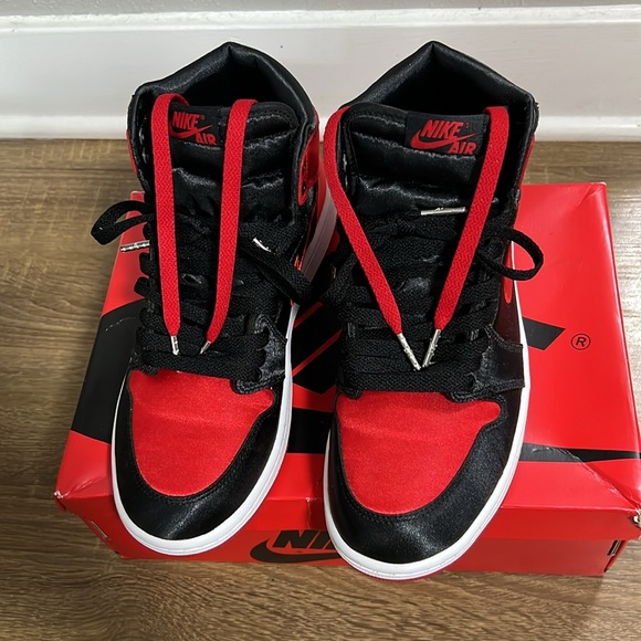 Jordan 1 Retro Hi OG ‘Satin Bred’ 2023 - Picture 5 of 7